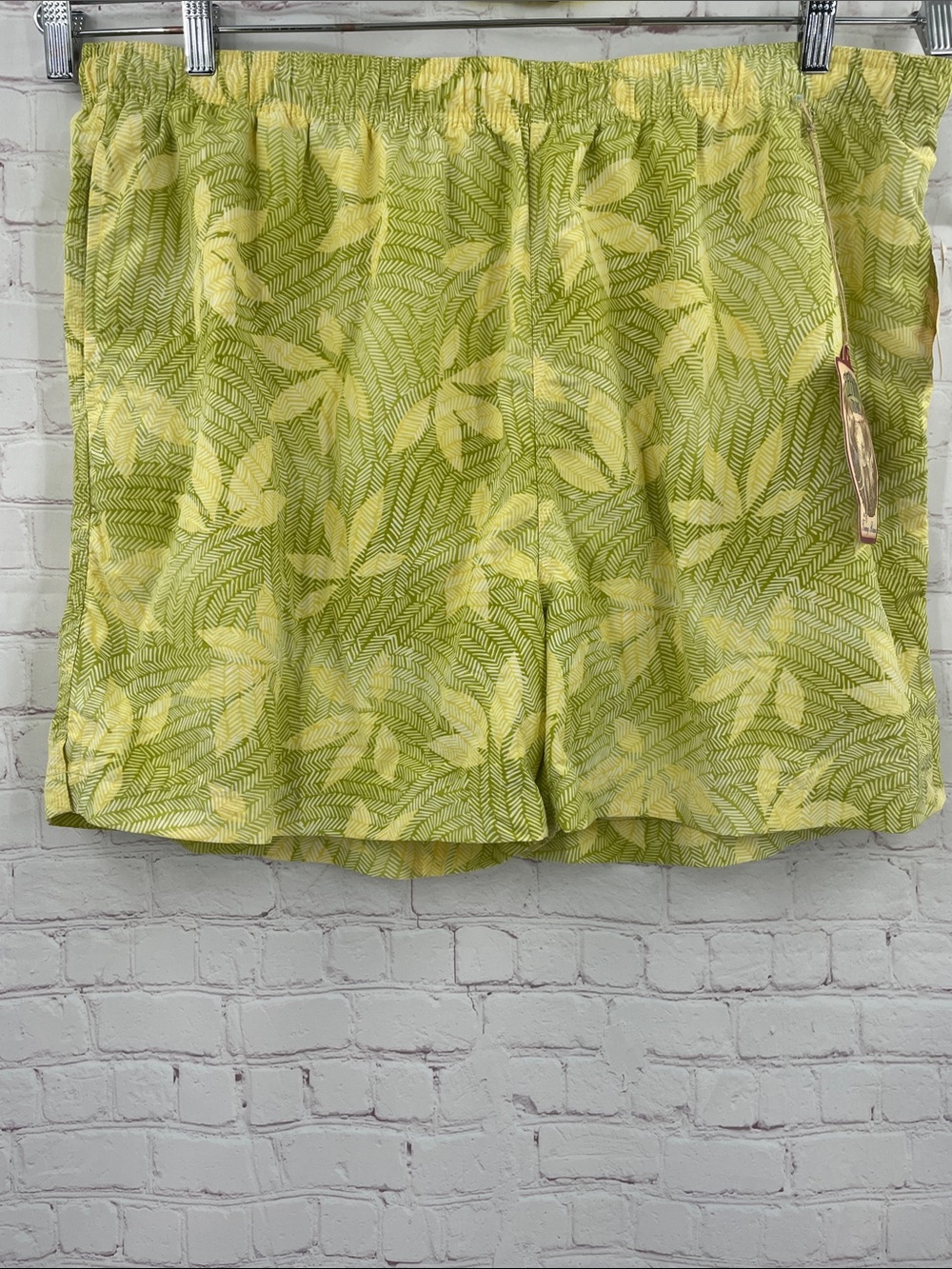 Yellow-Green Leaf Print Elastic Waist Shorts Tommy Bahama XXL Mens NWT